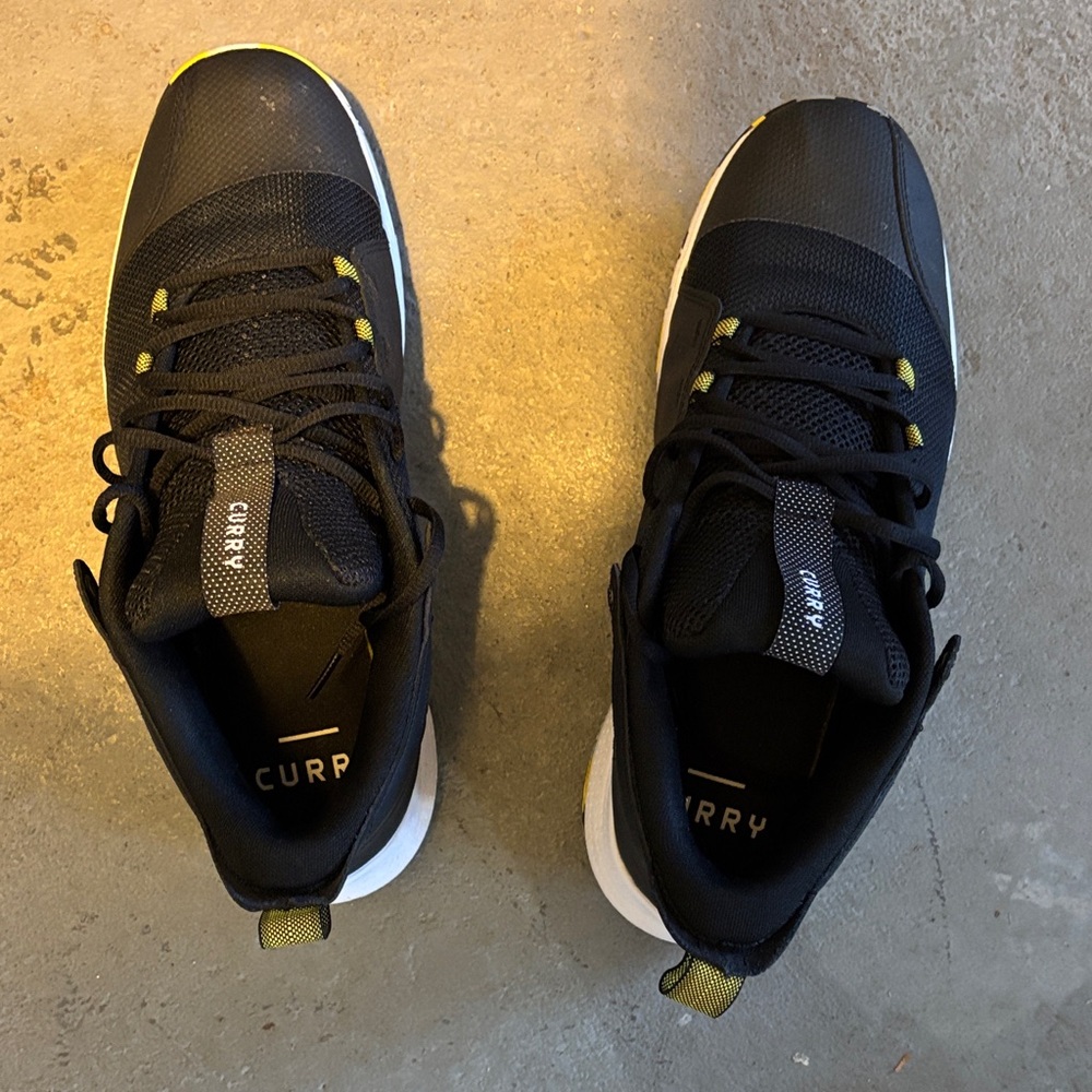 Under Armour Men's Black and Yellow Athletic Shoes